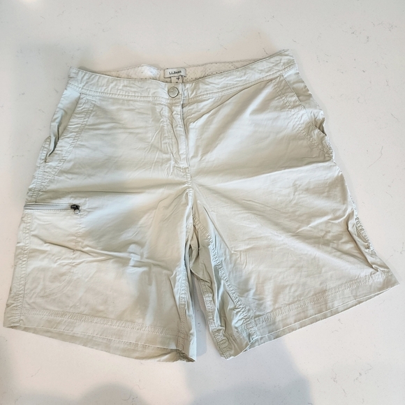 L.L. Bean Nylon Khaki Shorts Woman's 10 Zipper Cargo Pocket Stretch Waist EUC - Picture 1 of 11